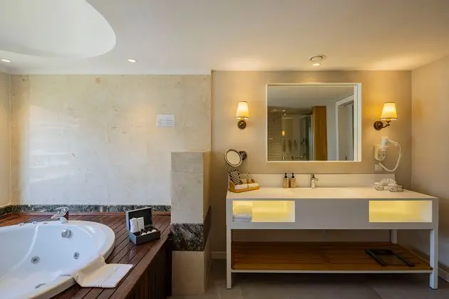https://images.etstur.com/imgproxy/resize/2560x1440/files/images/hotelImages/etsrooms/8/Akra_Kemer_20241008144314_3.jpg