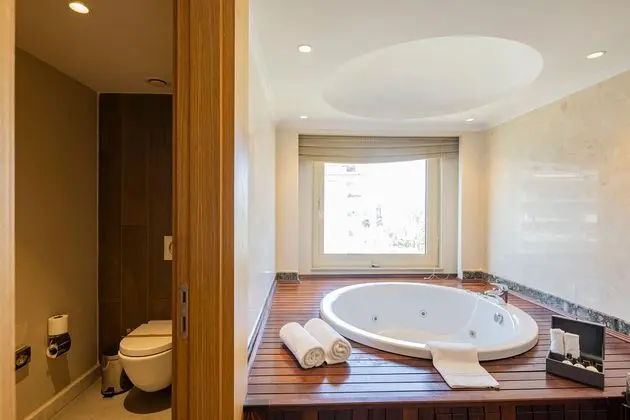https://images.etstur.com/imgproxy/resize/2560x1440/files/images/hotelImages/etsrooms/8/Akra_Kemer_20241008144314_4.jpg