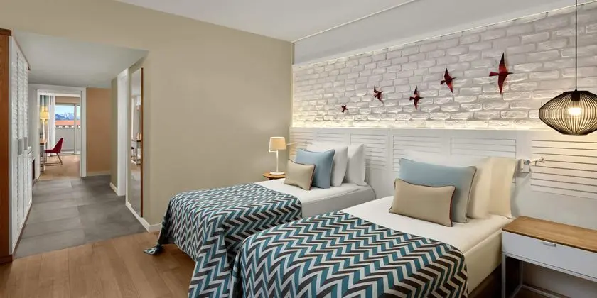 https://images.etstur.com/imgproxy/resize/2560x1440/files/images/hotelImages/etsrooms/8/Akra_Kemer_20250428115023_1.jpg