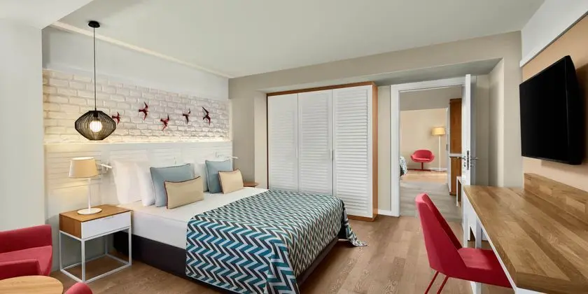 https://images.etstur.com/imgproxy/resize/2560x1440/files/images/hotelImages/etsrooms/8/Akra_Kemer_20250428115023_2.jpg
