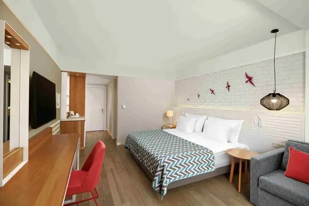 https://images.etstur.com/imgproxy/resize/2560x1440/files/images/hotelImages/etsrooms/8/Akra_Kemer_20251106133712_0.jpg
