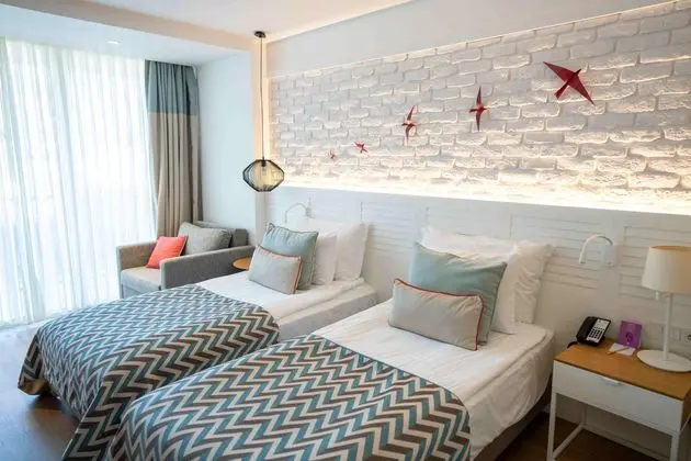 https://images.etstur.com/imgproxy/resize/2560x1440/files/images/hotelImages/etsrooms/8/Akra_Kemer_20251106133714_1.jpg