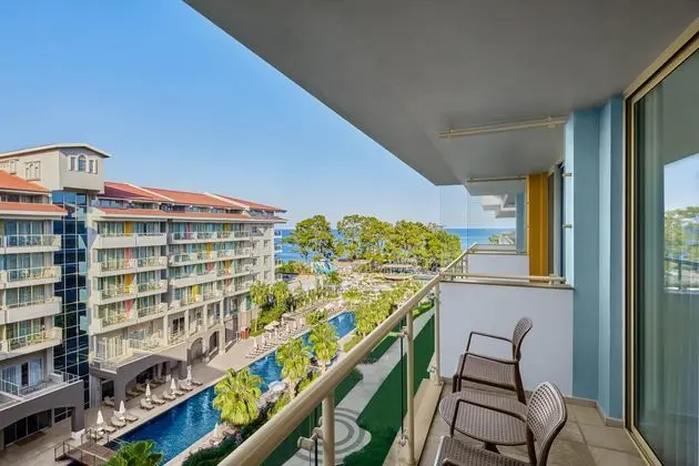 https://images.etstur.com/imgproxy/resize/2560x1440/files/images/hotelImages/etsrooms/8/Akra_Kemer_20251106133716_2.jpg