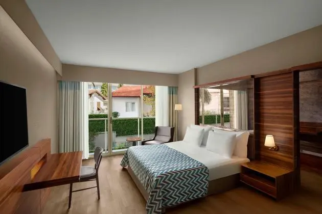 https://images.etstur.com/imgproxy/resize/2560x1440/files/images/hotelImages/etsrooms/8/Akra_Kemer_20251106134602_0.jpg