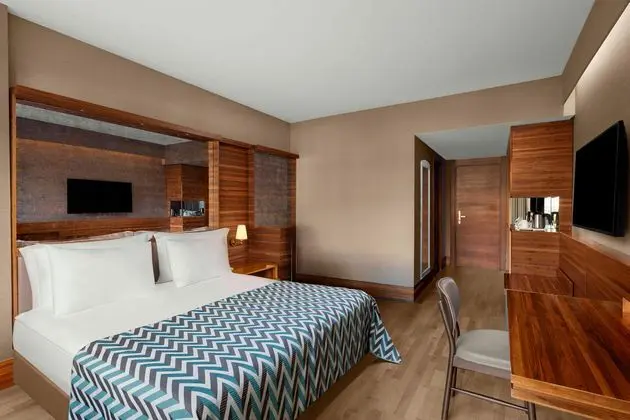 https://images.etstur.com/imgproxy/resize/2560x1440/files/images/hotelImages/etsrooms/8/Akra_Kemer_20251106134604_1.jpg