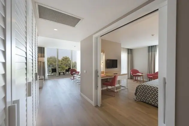 Deluxe Suite, Jutted Tub, 2 Adults + 2 Children