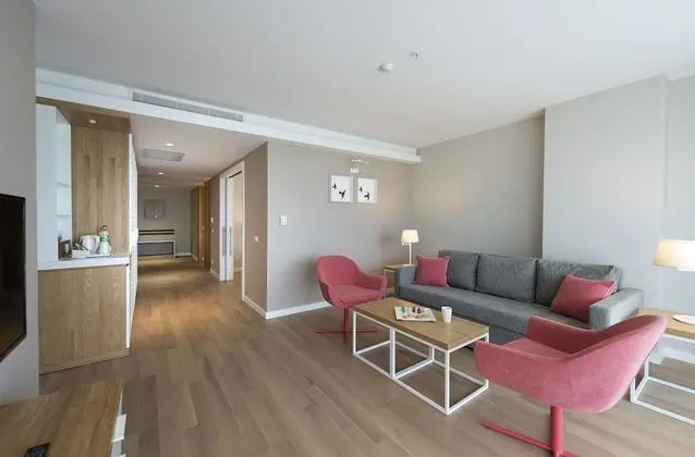 Deluxe Suite, Jutted Tub, 2 Adults + 2 Children