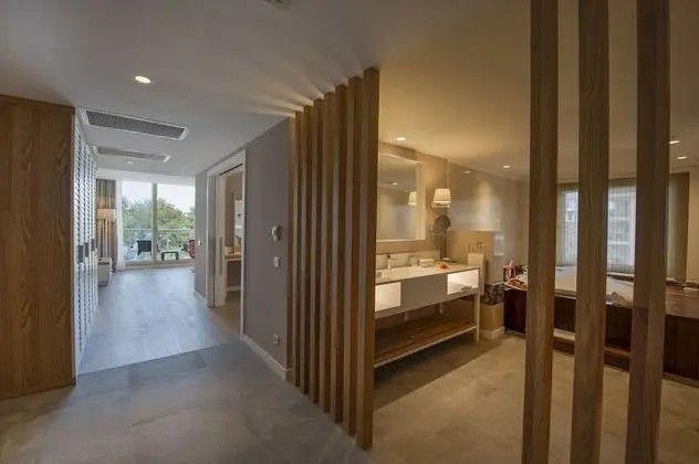 Deluxe Suite, Jutted Tub, 2 Adults + 2 Children