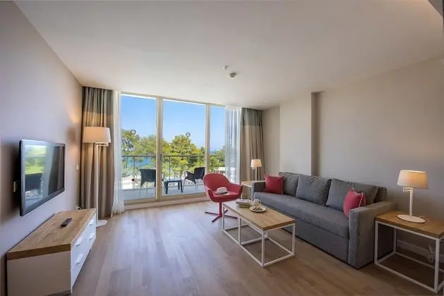 Deluxe Suite, Jutted Tub, 2 Adults + 2 Children