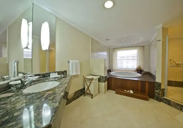 Deluxe Suite, Jutted Tub, 2 Adults + 2 Children