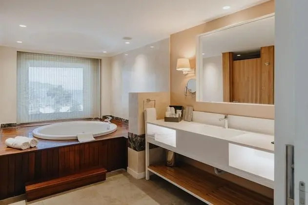 Deluxe Suite, Jutted Tub, 2 Adults + 2 Children