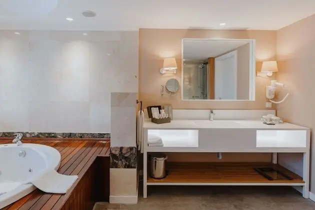 Deluxe Suite, Jutted Tub, 2 Adults + 2 Children