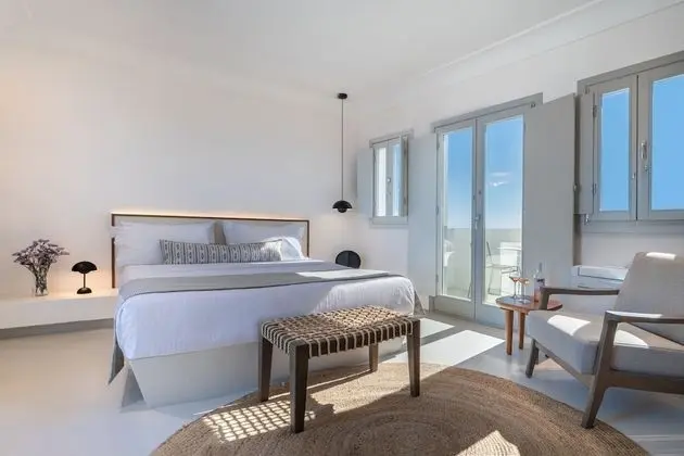 Deluxe Suite with Outdoor Hot Tub & Caldera View