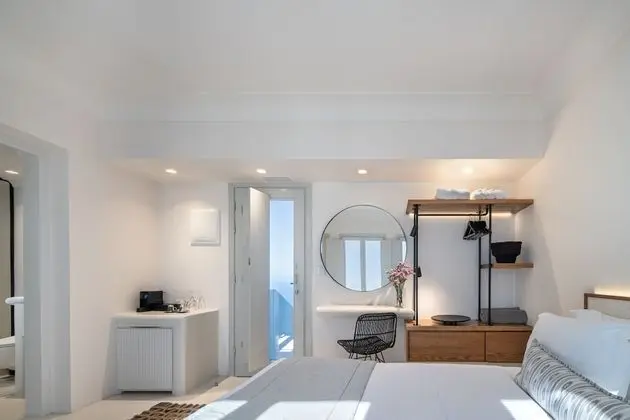 Deluxe Suite with Outdoor Hot Tub & Caldera View