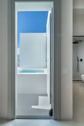 Deluxe Suite with Outdoor Hot Tub & Caldera View