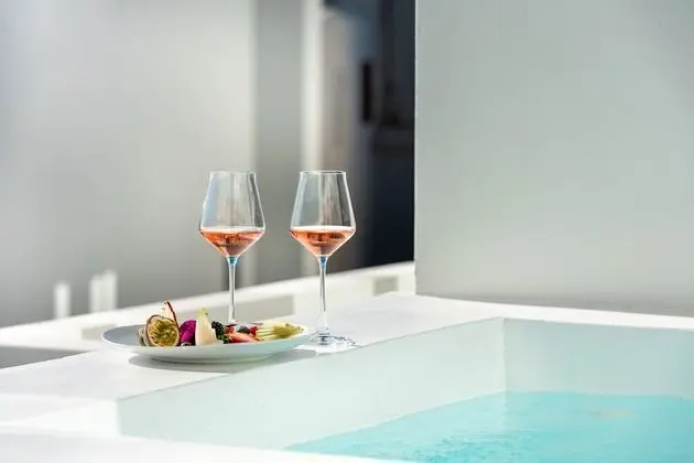 Deluxe Suite with Outdoor Hot Tub & Caldera View