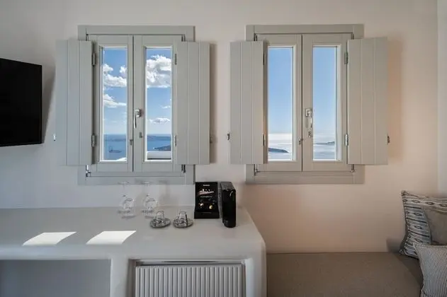 Deluxe Suite with Outdoor Hot Tub & Caldera View