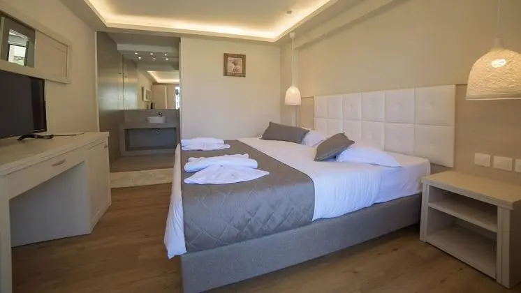 Deluxe Swim-Up Room