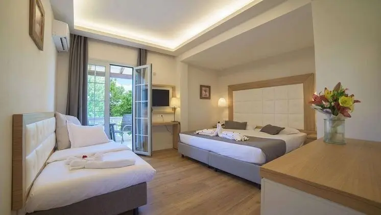 Deluxe Swim-Up Room