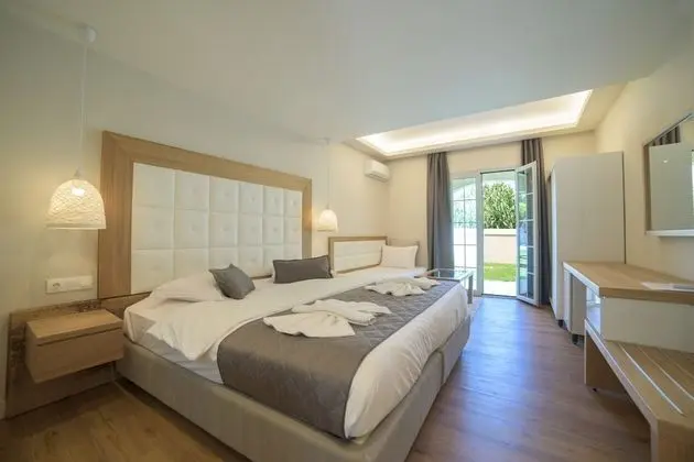 Deluxe Swim-Up Room