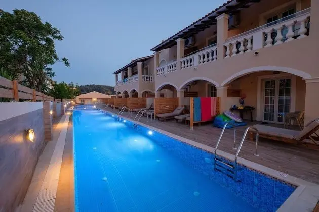 Premium Swim-Up Room