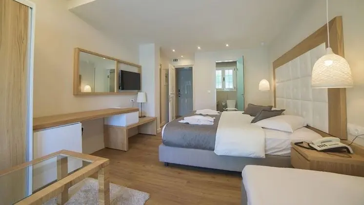 Premium Swim-Up Room