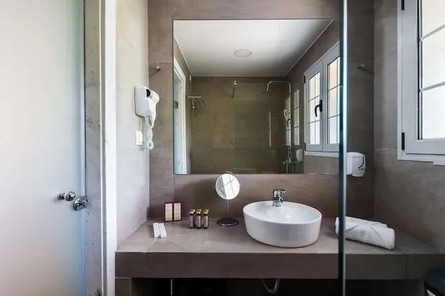 Premium Swim-Up Room