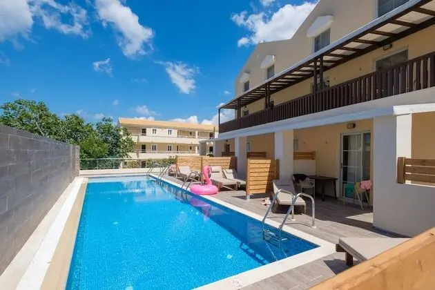Premium Swim-Up Room