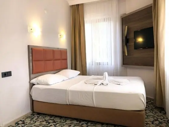 Geniş Standart Oda, Bahçe Manzaralı, Fransız Balkonlu