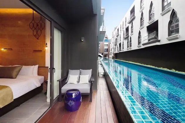 Deluxe Pool Access