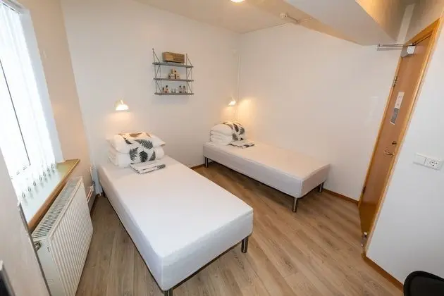 İki Ayrı Yataklı Oda, Ortak Banyo