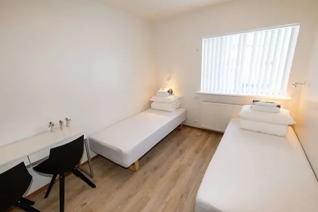 İki Ayrı Yataklı Oda, Ortak Banyo