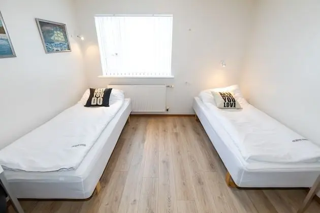 İki Ayrı Yataklı Oda, Ortak Banyo