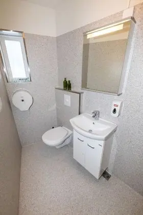 İki Ayrı Yataklı Oda, Ortak Banyo