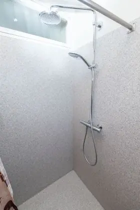 Üç Kişilik Oda, Ortak Banyo
