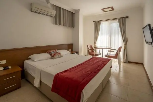 Havuz Bağlantılı Standart Oda, Havuz Manzaralı, Balkonsuz