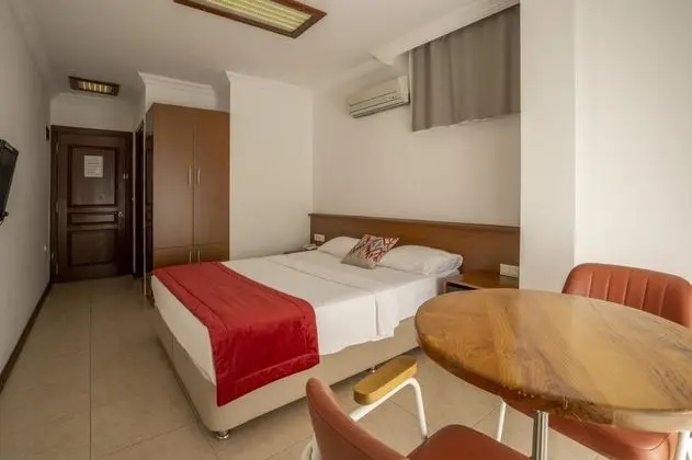 Havuz Bağlantılı Standart Oda, Havuz Manzaralı, Balkonsuz