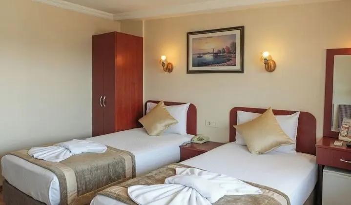 DBL ROOM FRENCH OR TWIN