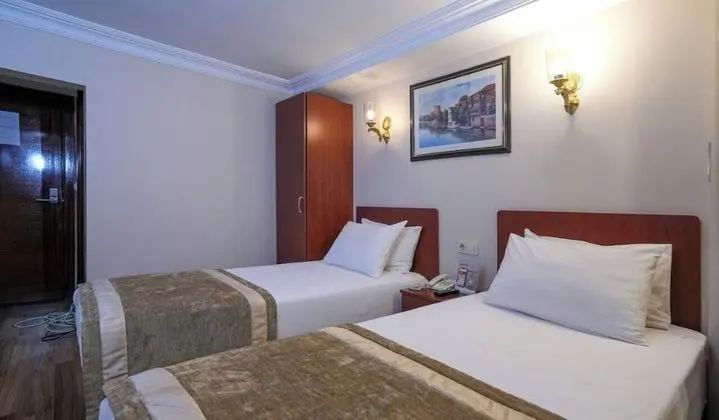 DBL ROOM FRENCH OR TWIN