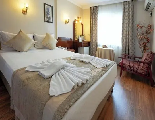 DBL ROOM FRENCH OR TWIN