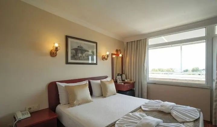 DBL ROOM FRENCH OR TWIN