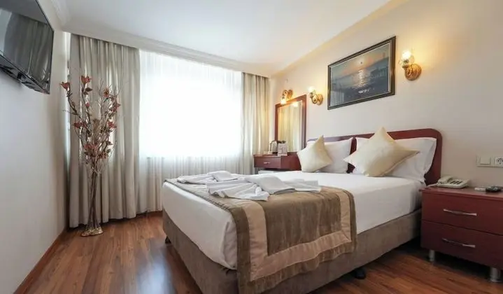 DBL ROOM FRENCH OR TWIN