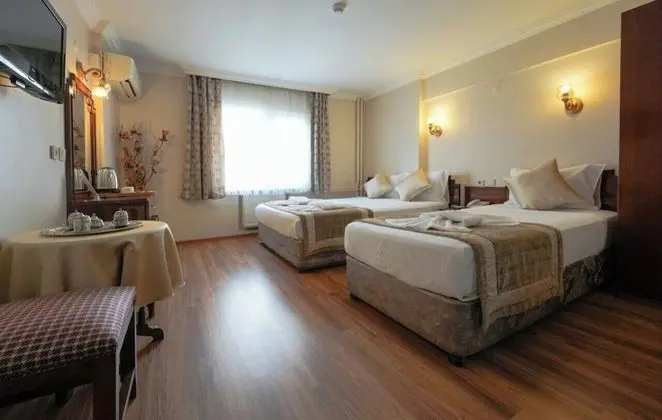 DBL ROOM FRENCH OR TWIN