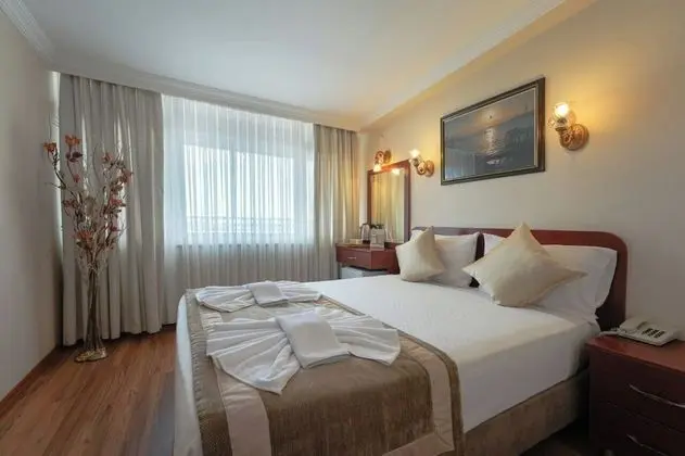 DBL ROOM FRENCH OR TWIN