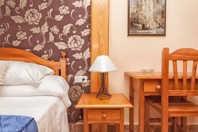 Tek Büyük Yataklı Oda, Balkon, Kısmi Deniz Manzaralı