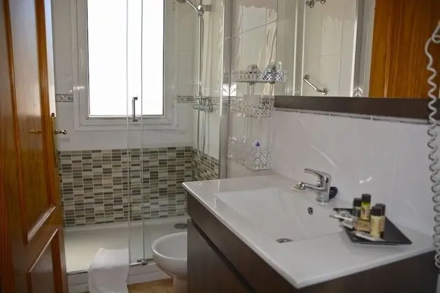 Tek Büyük Yataklı Oda, Balkon, Kısmi Deniz Manzaralı