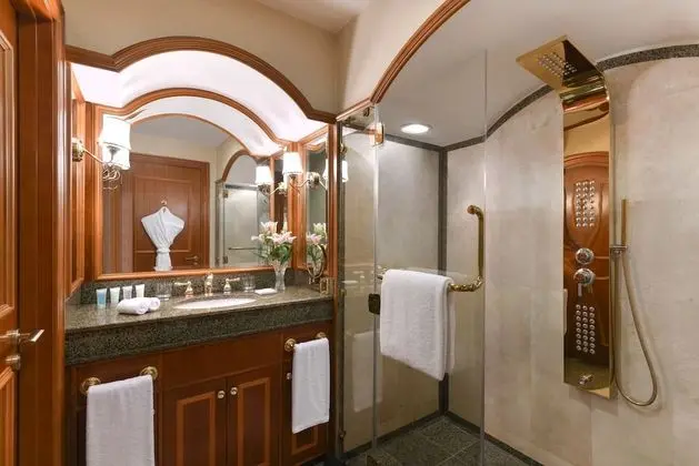 Deluxe Room, 1 King Bed.
