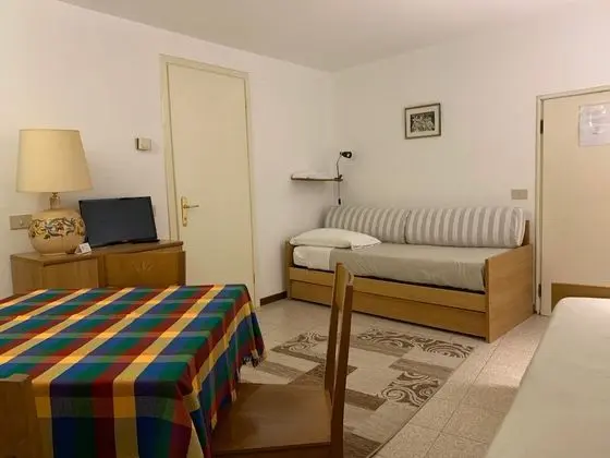 Standard Apart Daire, 2 Yatak Odası, Küçük Mutfak, Zemin Kat