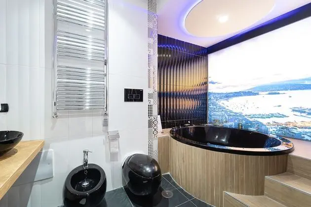 Suite, Bathtub