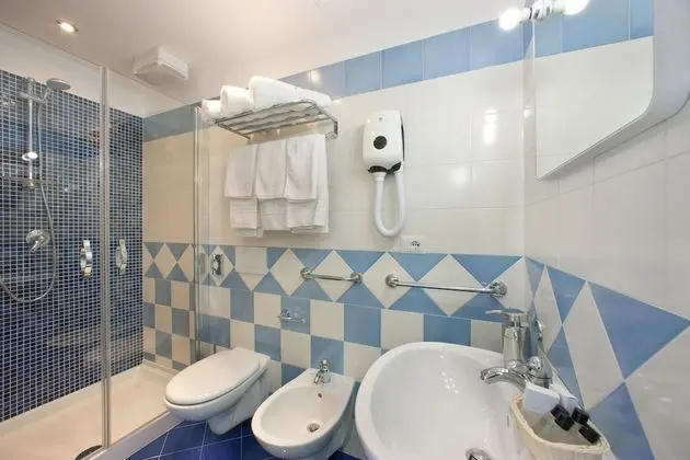 Standard Üç Kişilik Oda, Banyolu/Duşlu, Deniz Manzaralı (Camera Mughetto)